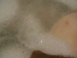 Mannekemiss masturbating in bath